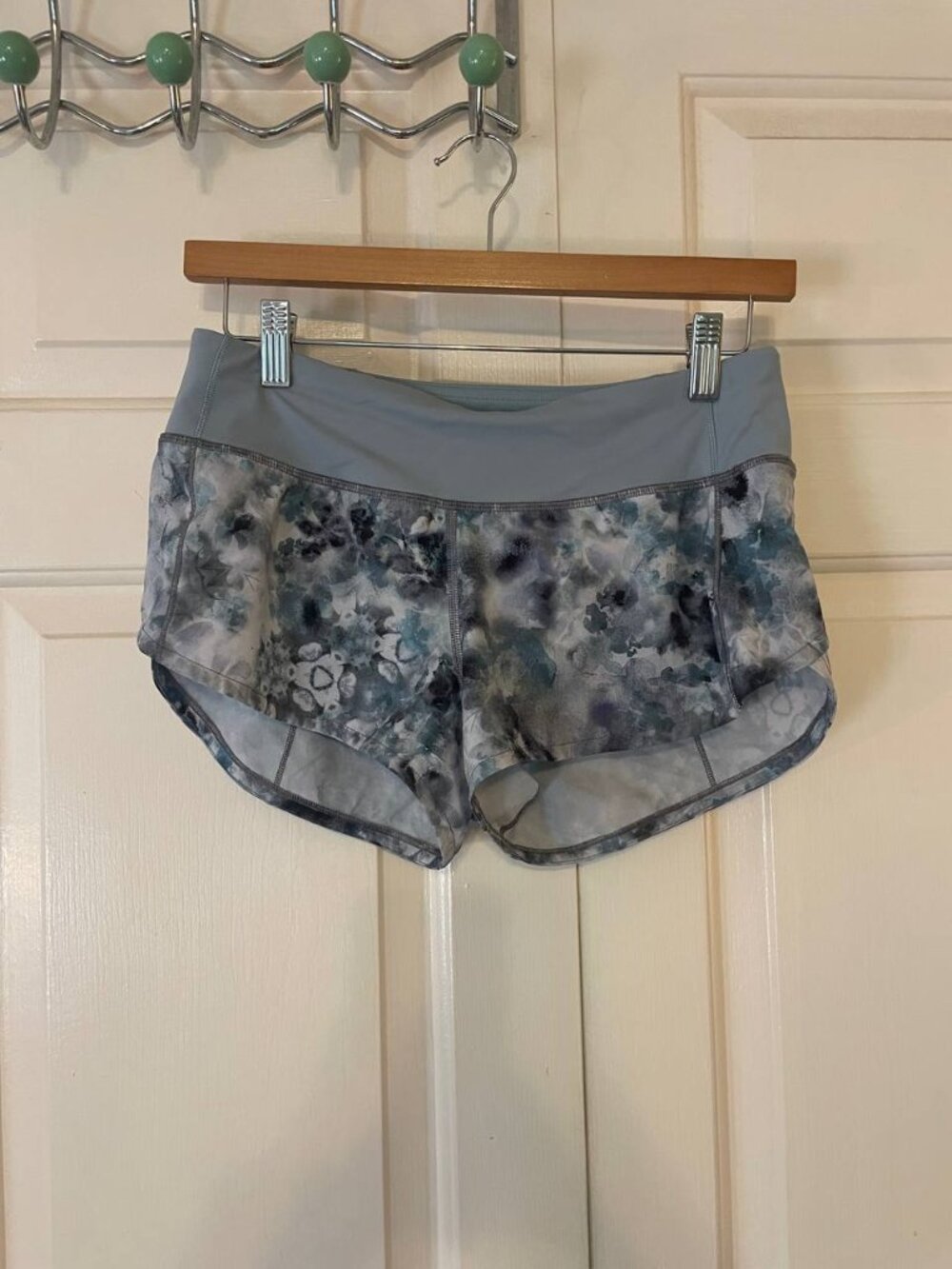 Lululemon Speed Up Shorts Size 4 Blue Grey Floral Print for Athleisure Style